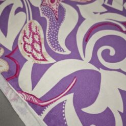 Vijolični jersey z ornamentnim vzorcem