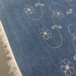 Moder vezen jeans z belimi cvetovi