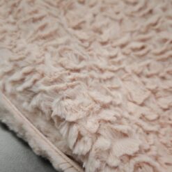 Puder roza mehko umetno krzno - mehka valovita tekstura