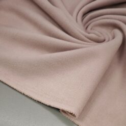 Pudrasto roza elastična plaščna tkanina - mehka in elegantna