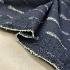 Temno moder jeans z rastrganim videzom in barvnimi nitmi