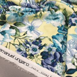 Vanilijasto rumen bombažni žamet z modrimi cvetovi