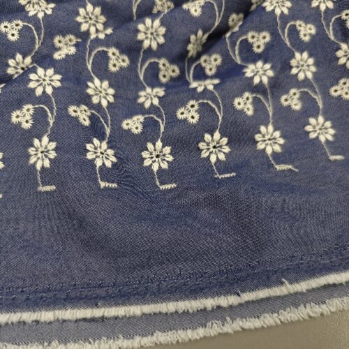 Tanjši bombažni vezeni jeans - temno moder z belo cvetlično vezenino