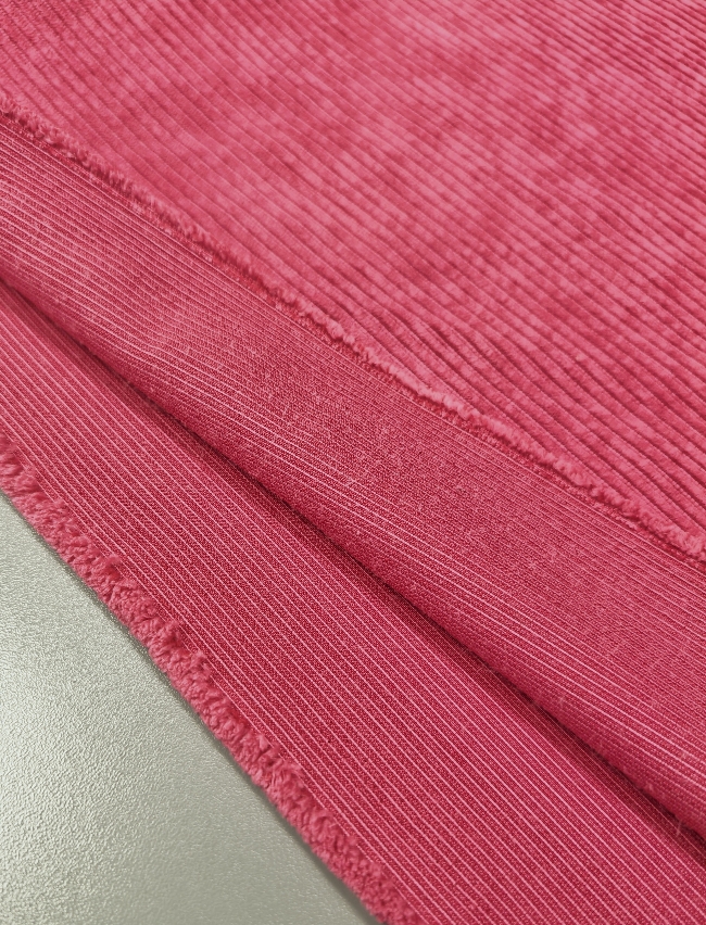 Pink rebrast žamet